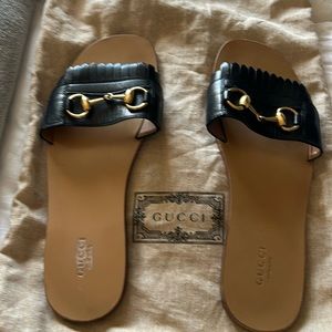 Gucci flat sandals comes with bag only .